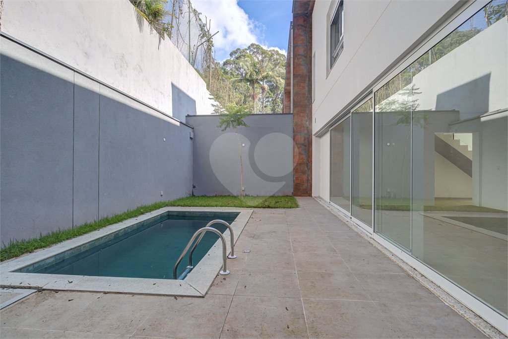 Casa à venda ou para alugar com 3 suítes no condomínio Jardim Flora, São Paulo - SP