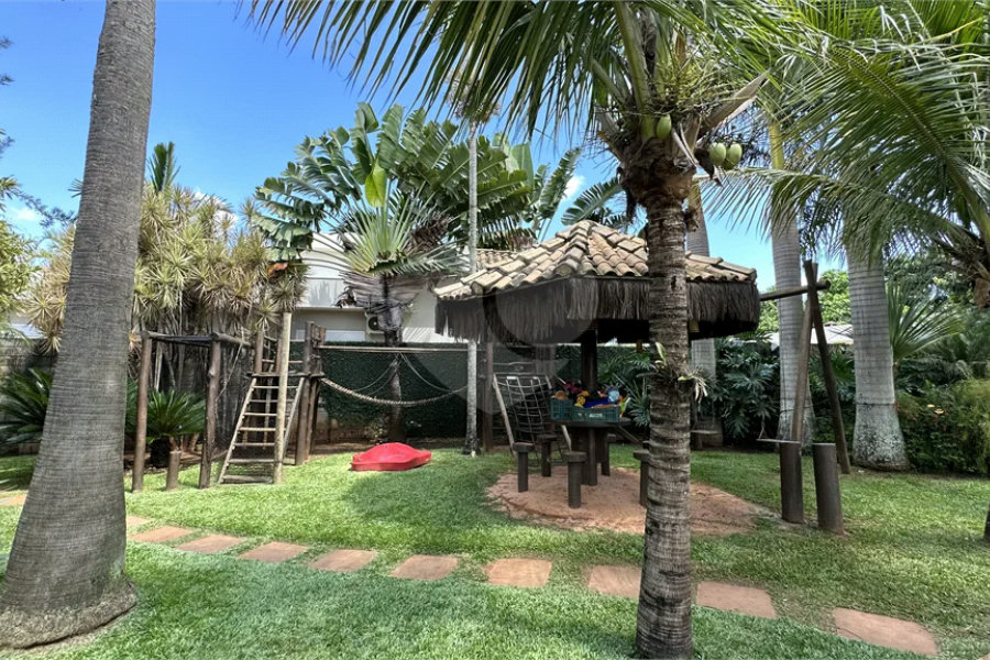Casa em Condomínio Fechado com 4 suítes e área de lazer completa.