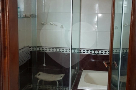 Sobrado à venda com 3 suítes em Vila Gumercindo, São Paulo, SP