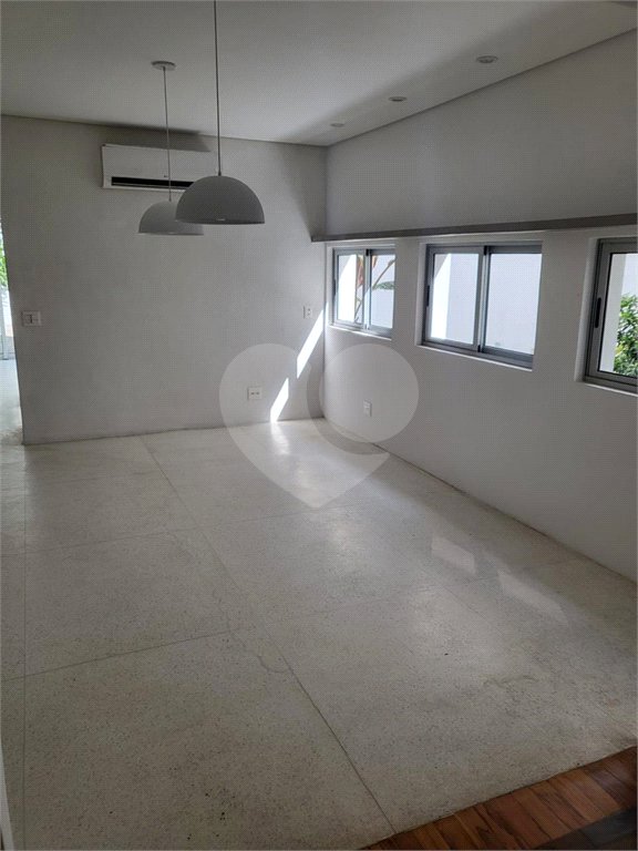 Sobrado à venda ou para alugar com 3 quartos, sendo 1 suíte, em Água Branca, São Paulo, SP