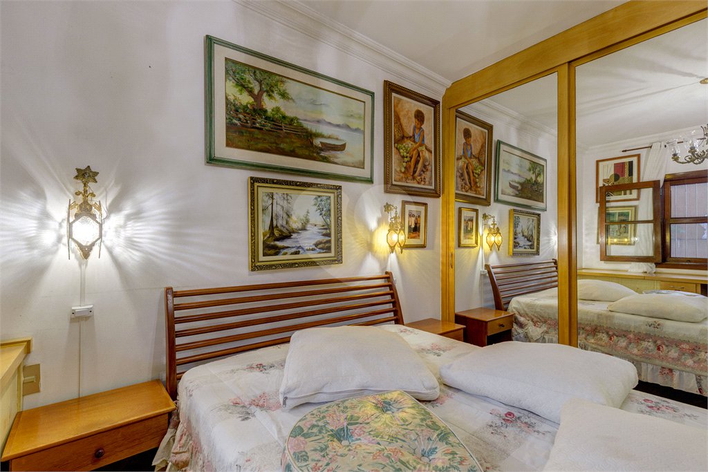 Casa Térrea à venda com 4 quartos, sendo 3 suítes, em Interlagos, São Paulo, SP