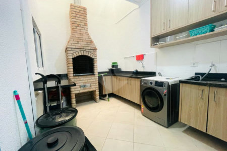 Casa à venda com 3 quartos, sendo 1 suíte, no condomínio Rafaela I, São Paulo - SP