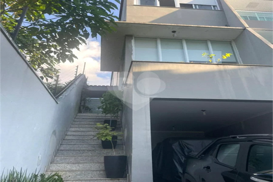 Sobrado à venda com 3 suítes em Horto, São Paulo, SP