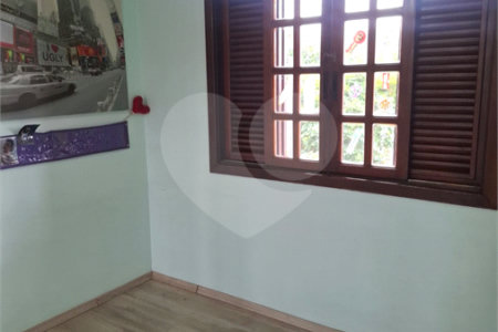 Casa à venda com 4 quartos, sendo 1 suíte, no condomínio Conjunto Residencial Green Village I, Mogi das Cruzes - SP