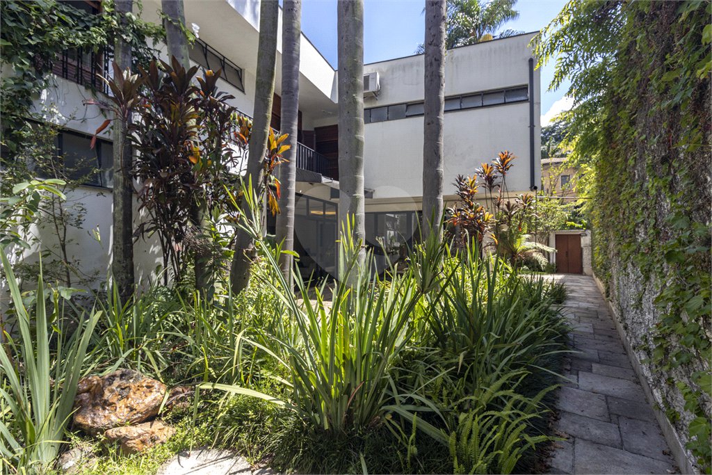 Sobrado à venda com 4 quartos, sendo 2 suítes,  em Vila Morumbi, São Paulo, SP
