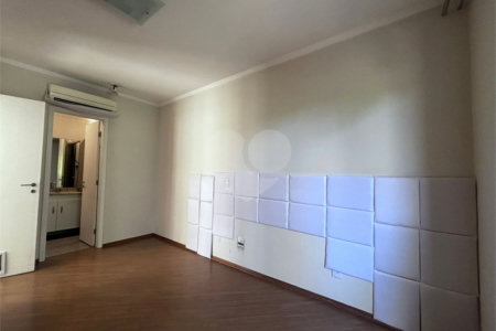 Sobrado à venda com 3 quartos, sendo 1 suíte, no condomínio Villagio da Granja, Cotia - SP