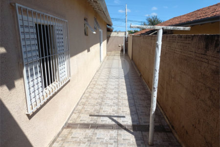 Casa térrea com 3 dormitórios, sendo 1 suíte.