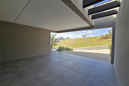 Maravilhosa Casa térrea em condomínio fechado no Portal Lamis, com 3 suítes, piscina privativa e persianas elétricas em excelente condomínio com salão de festas, piscina, quadras de tênis, beach tênis e campo de futebol. Vista cinematográfica da Pedra Grande.