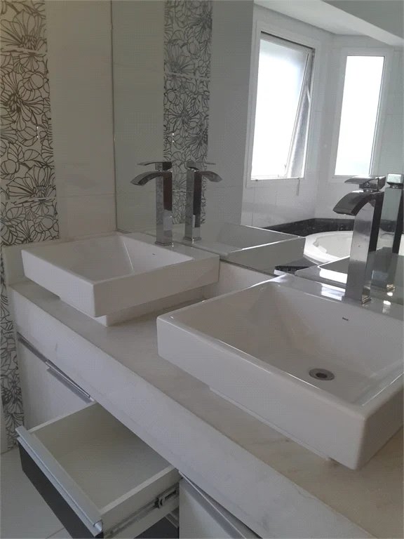 Casa à venda ou para alugar com 4 suítes em Chácaras São Carlos, Cotia, SP