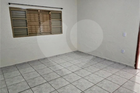 Excelente Casa Residencial no São Carlos 5 com 3 Quartos (1 Suíte) e Garagem Coberta para 2 Carros