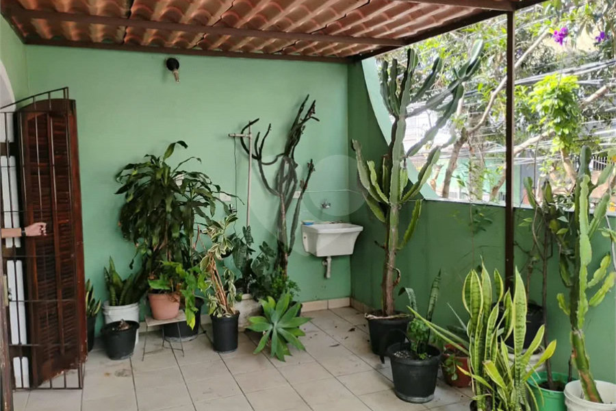 Vende-se sobrado de 3 andares na Vila Santa Catarina