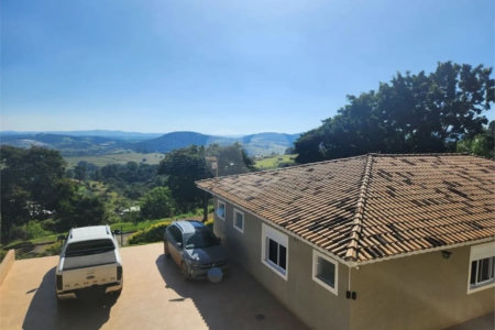 CASA EM CONDOMÍNIO FECHADO COM 220M² Área Construída e 1500m² de Area Total com 4 Suítes. Cond Village de Atibaia - Atibaia -Sp