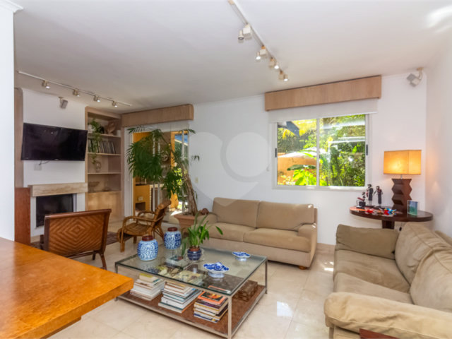 Casa à venda com 4 quartos, sendo 2 suítes,  em Alto da Boa Vista, São Paulo, SP