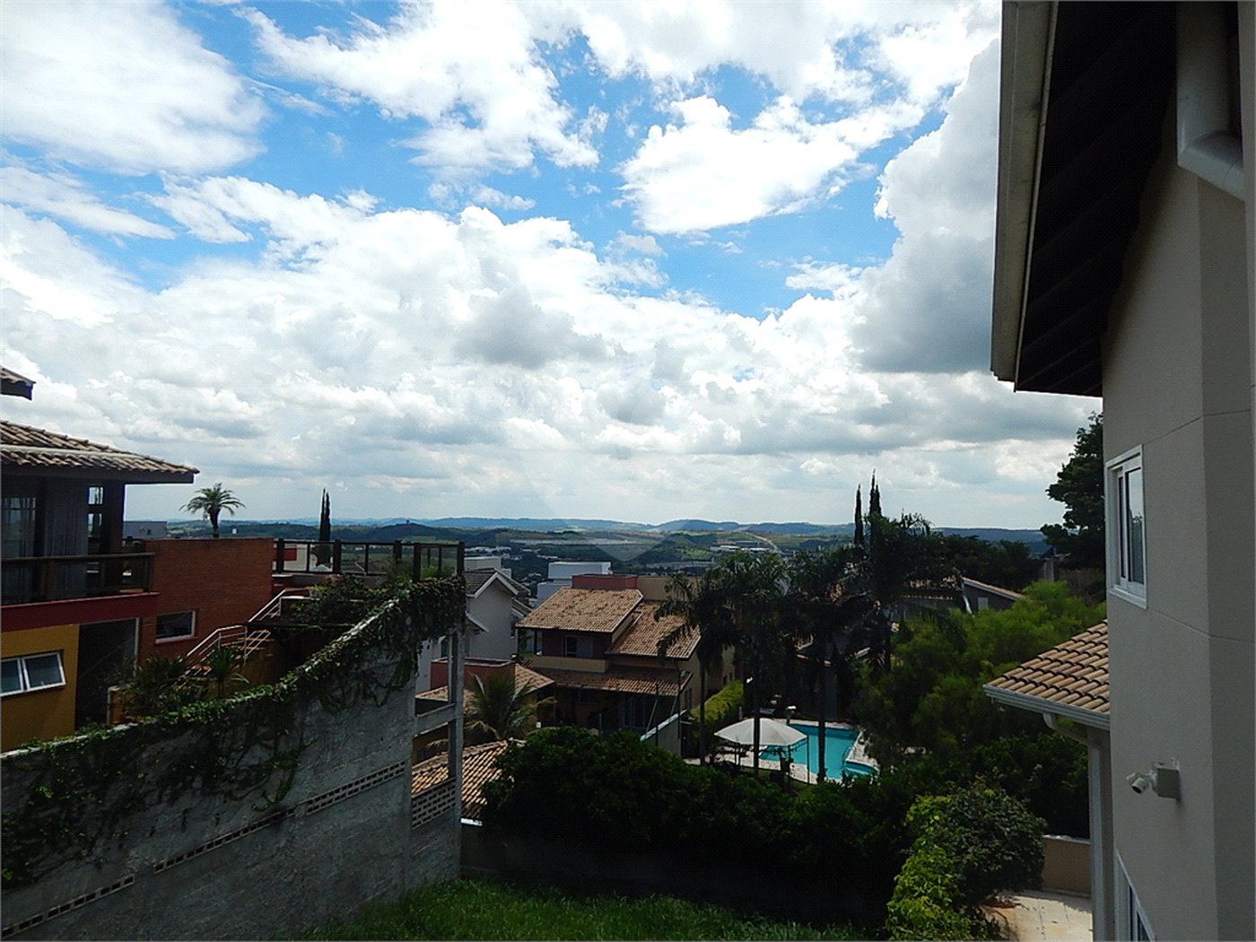 Casa à venda com 3 quartos, sendo 1 suíte, no condomínio Alpes de Vinhedo, Vinhedo - SP