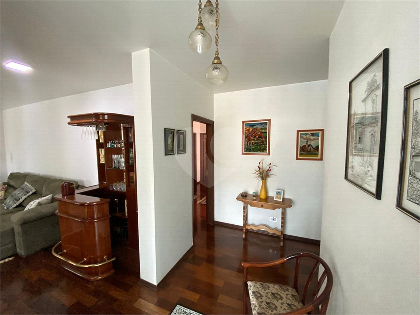 Casa Térrea com 3 suítes, sendo 1 suíte master.