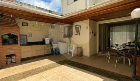 Casa à venda com 3 quartos, sendo 1 suíte, no condomínio Montpellier, Mogi das Cruzes - SP