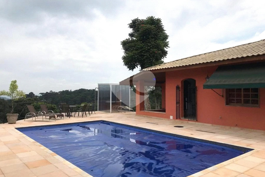 Casa à venda com 5 quartos, sendo 3 suítes, no condomínio Alpes da Cantareira, Mairiporã - SP