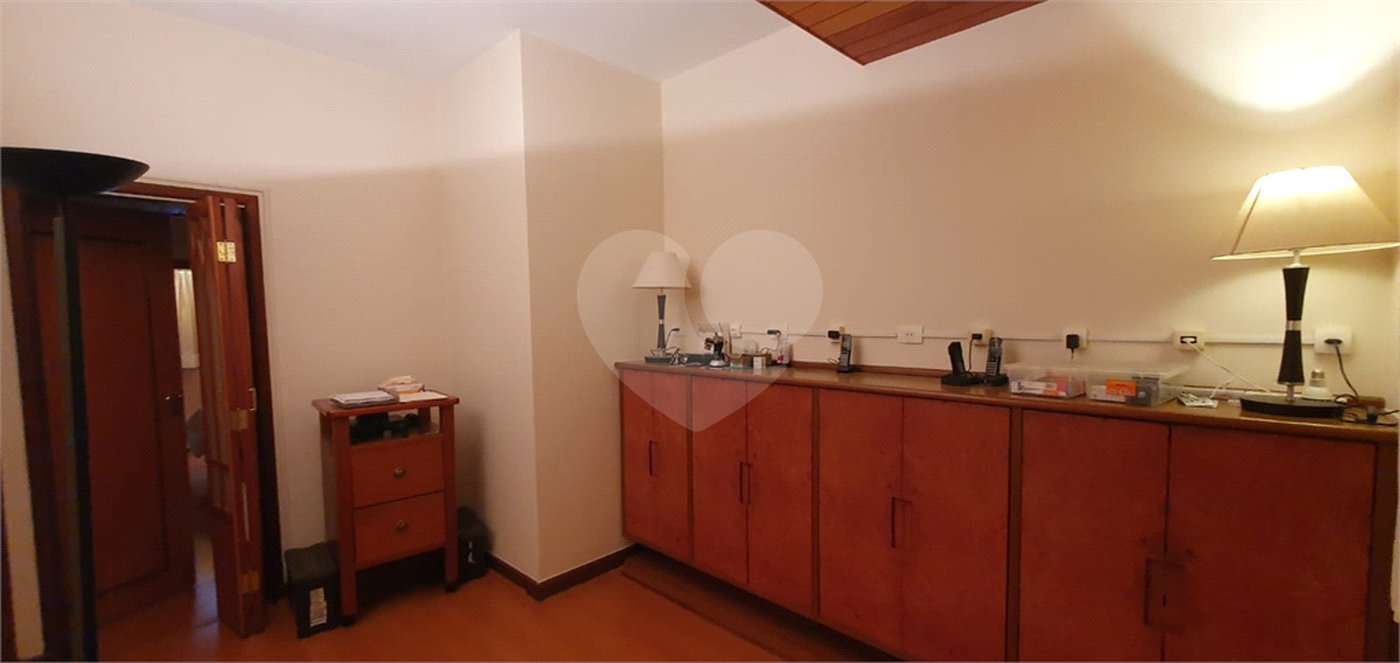 Sobrado à venda com 4 quartos, sendo 2 suítes, em Moema, São Paulo, SP
