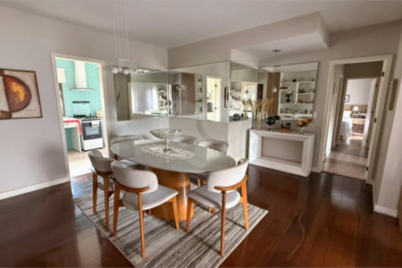 Apartamento de 130 m² com três dormitórios, sendo uma suíte, com armários embutidos, dependências de empregado e lavabo