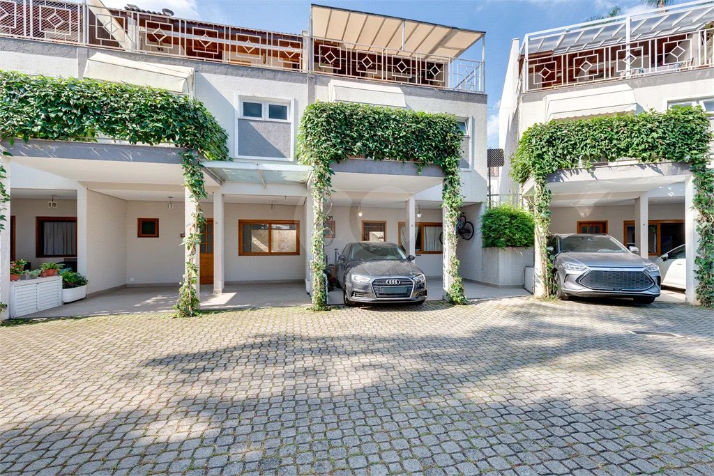 Casa à venda com 4 quartos, sendo 3 suítes, no condomínio Vila Hípica, São Paulo - SP