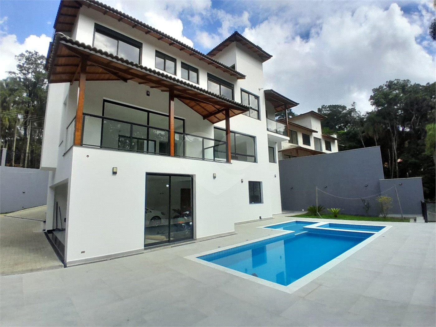 Casa à venda ou para alugar com 3 suítes no condomínio Sausalito, Mairiporã - SP