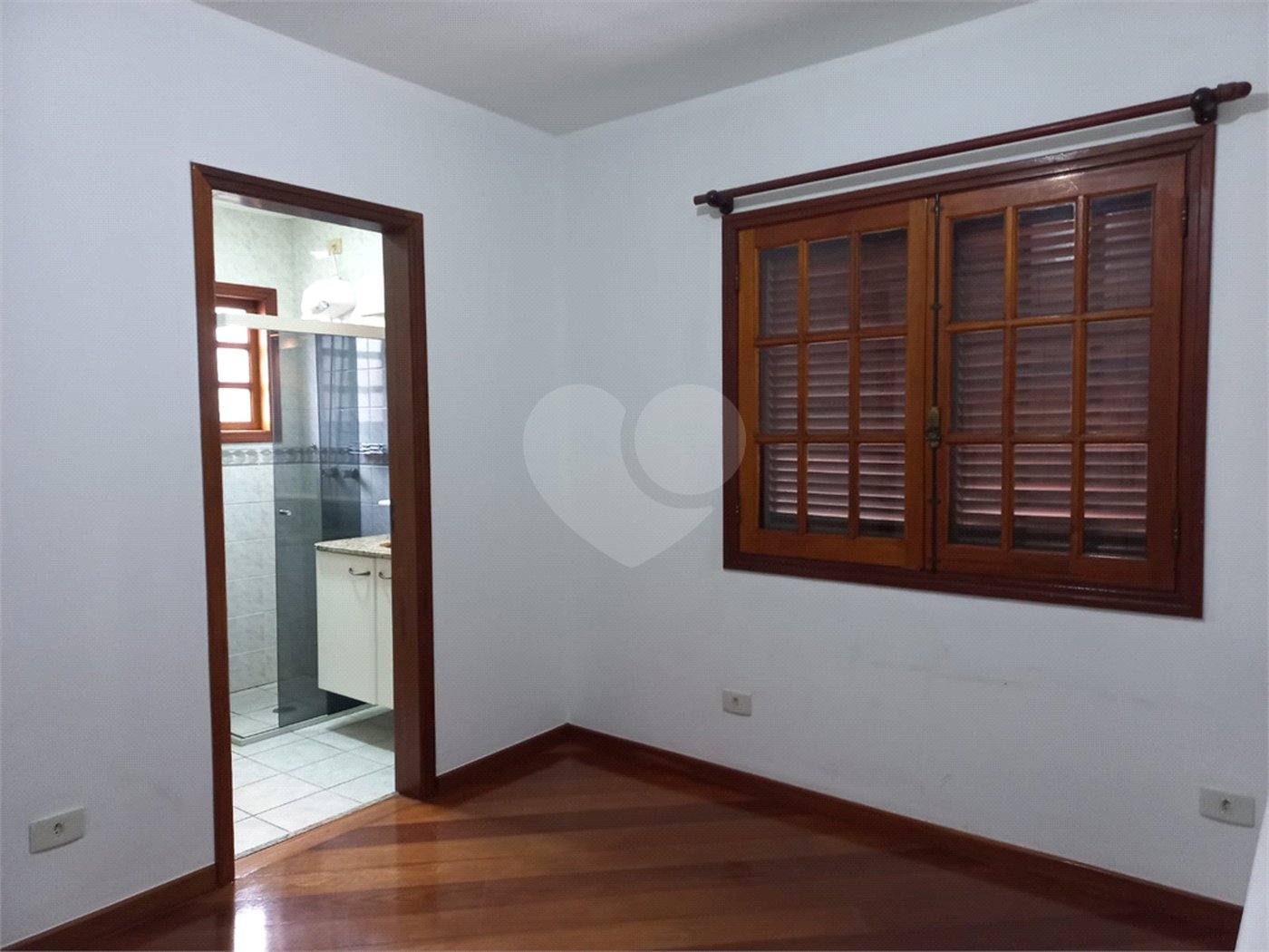 Sobrado à venda com 4 quartos, sendo 3 suítes, em Cidade São Francisco, São Paulo, SP