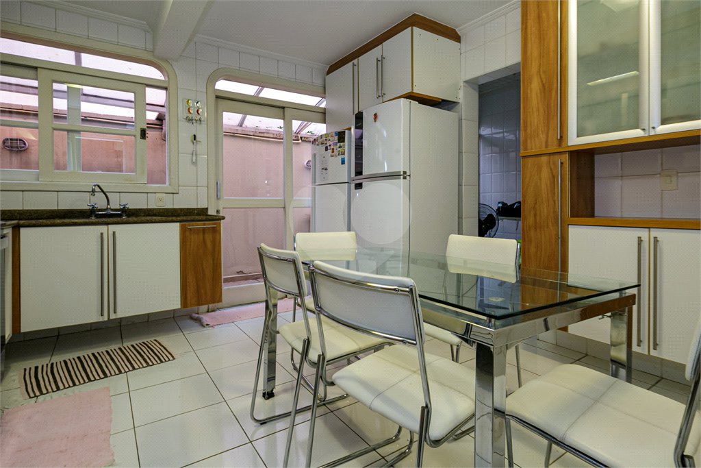 Casa à venda com 4 quartos, sendo 2 suítes, no condomínio Parque das Arvores, São Paulo - SP