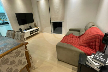 Apartamento no Condomínio Parque dos Manacás.