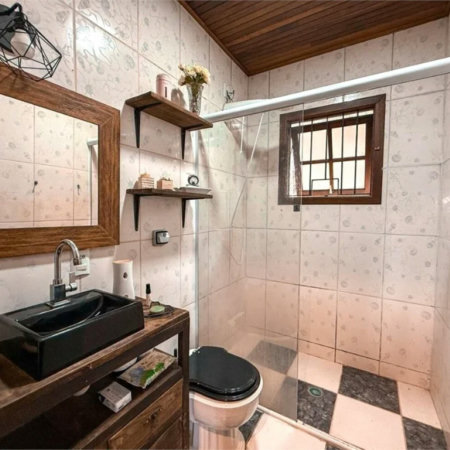Casa na Granja Viana com 1.600m² de terreno, lareira e amplo espaço para veículos