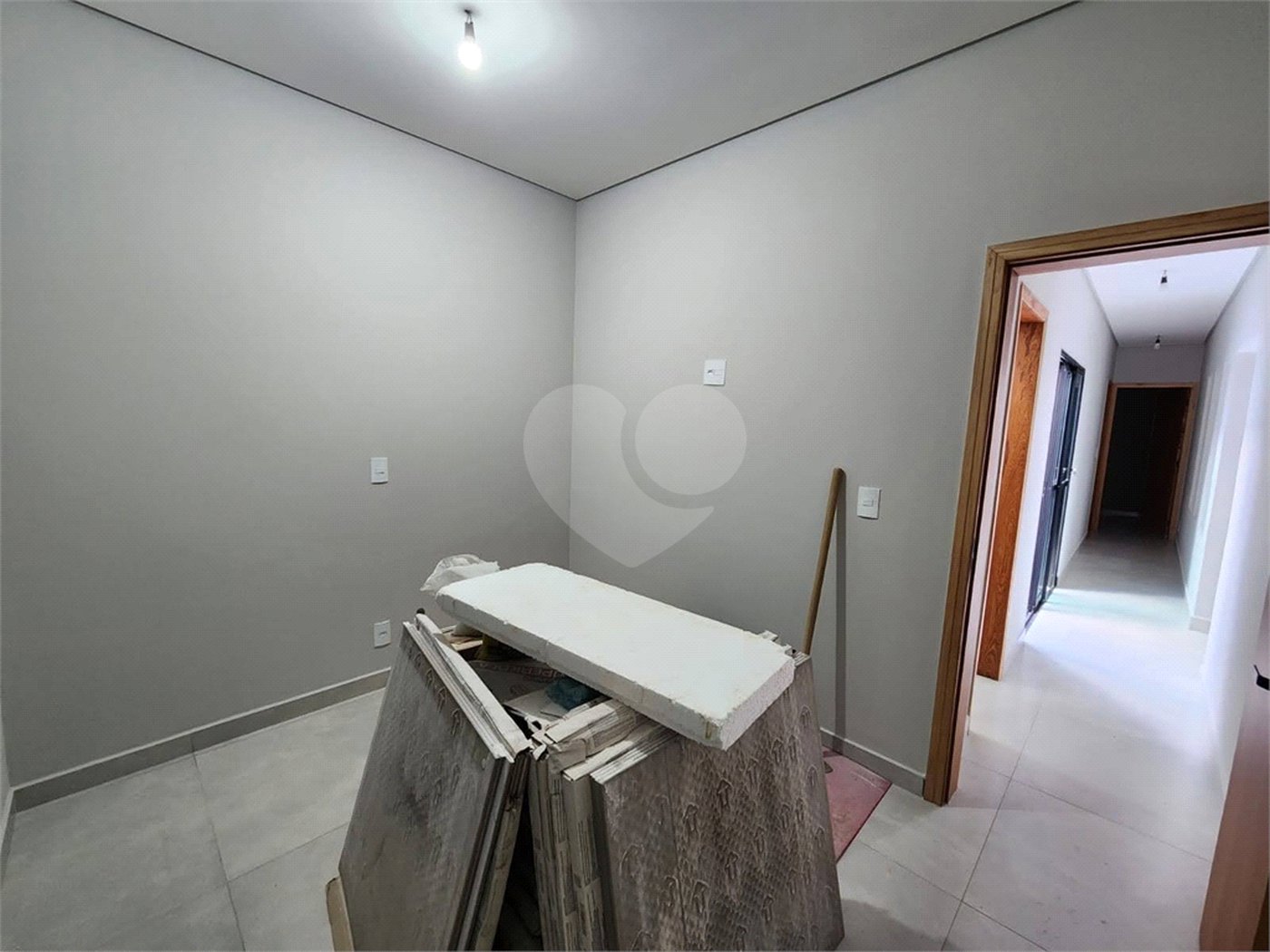 Casa à venda com 3 quartos, sendo 1 suíte, no condomínio Santinon, Sorocaba - SP