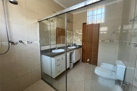 Sobrado à venda com 4 quartos, sendo 1 suíte,  em Vila Cordeiro, São Paulo, SP
