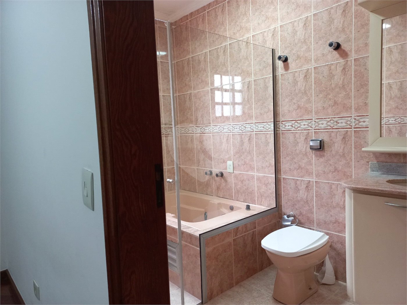 Sobrado à venda com 4 quartos, sendo 3 suítes, em Cidade São Francisco, São Paulo, SP