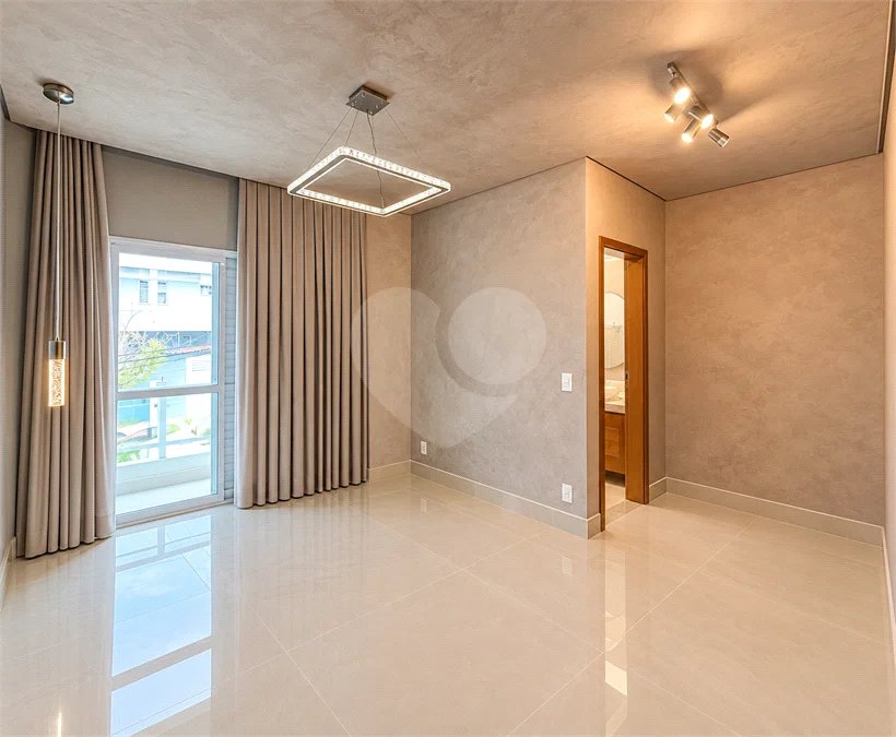 Sobrado geminado com 185 m², 3 suítes, closet, 4 vagas, área gourmet, sótão, energia solar, aquecimento de água e sistema completo de segurança.
