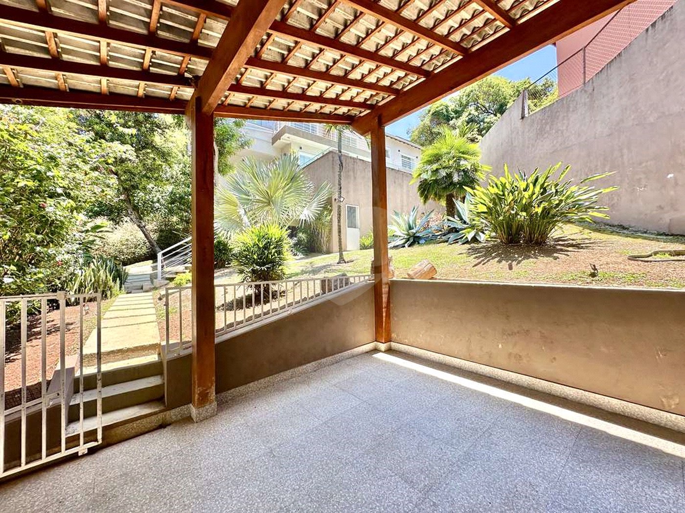 Casa à venda com 4 quartos, sendo 3 suítes, no condomínio Vilarejo, Carapicuíba - SP