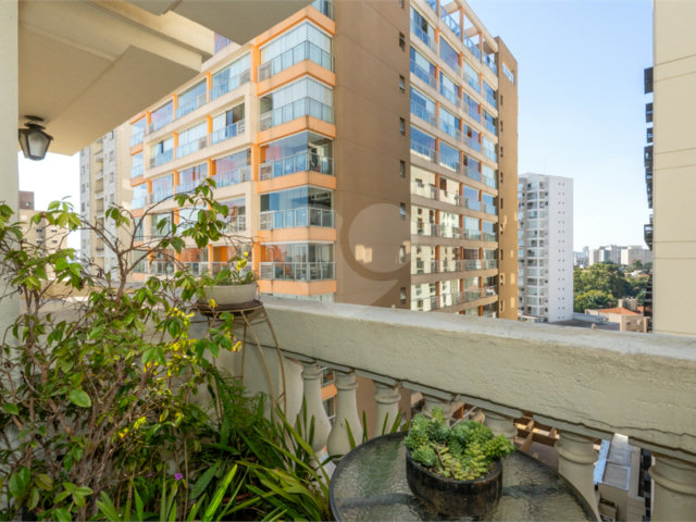 Apartamento à venda com 3 quartos, sendo 1 suíte,  em Campo Belo, São Paulo, SP