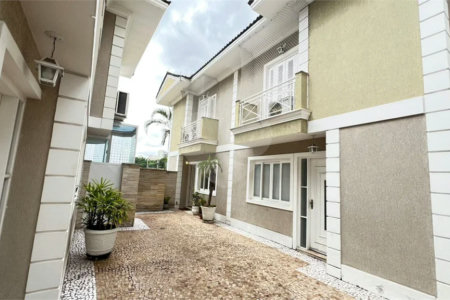 Casa à venda com 3 quartos, sendo 1 suíte, no condomínio Villagio Tramway, São Paulo - SP