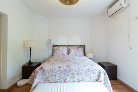 Casa à venda com 4 quartos, sendo 2 suítes,  no condomínio Vila das Flores, São Paulo - SP