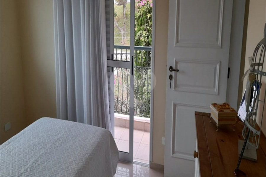 Casa à venda com 5 quartos, sendo 3 suítes,  no condomínio Alpes da Cantareira, Mairiporã - SP