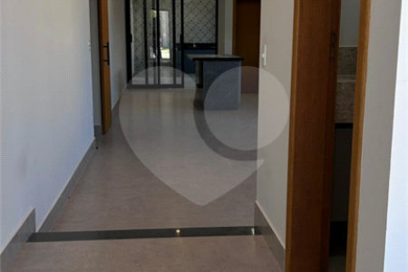 Casa à venda com 4 quartos, sendo 3 suítes, no condomínio Residencial Mont'alcino, Valinhos - SP