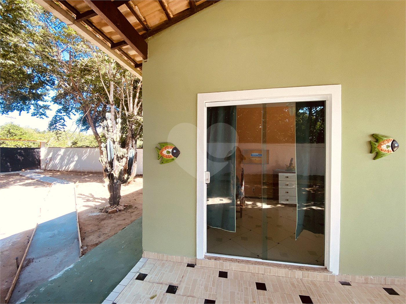 Casa em condomínio para alugar com 2 quartos, sendo 1 suíte, em Caravelas, Armação dos Búzios, RJ