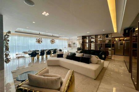 O apartamento de 199m² no PETRA Brooklin é uma residência de alto padrão que oferece luxo, conforto e sofisticação. Ele possui 4 dormitórios, sendo 3 suítes, e conta com acabamentos de alta qualidade.