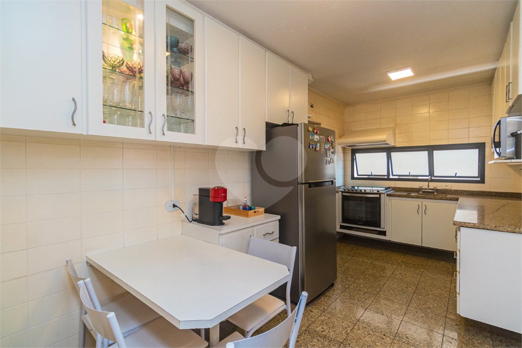 Apartamento à venda com 3 quartos, sendo 1 suíte, em Moema, São Paulo, SP