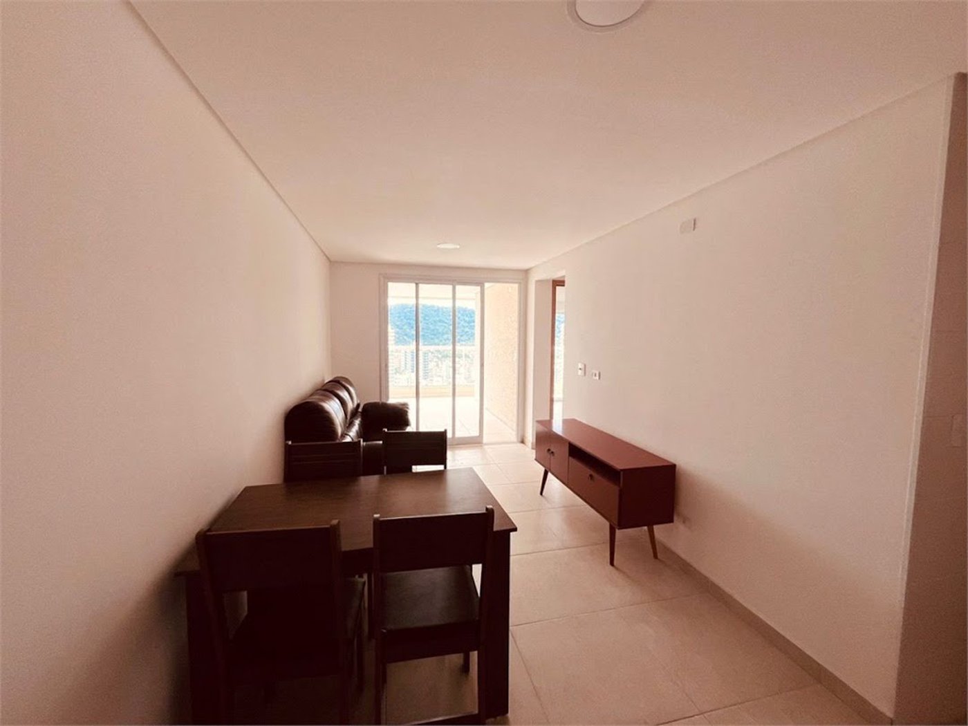 Apartamento com Varanda Gourmet em Condomínio Clube na Enseada – 2 Dormitórios