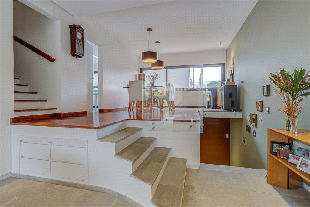 Casa à venda com 4 quartos, sendo 2 suítes, no condomínio Vila Antonieta, São Paulo - SP