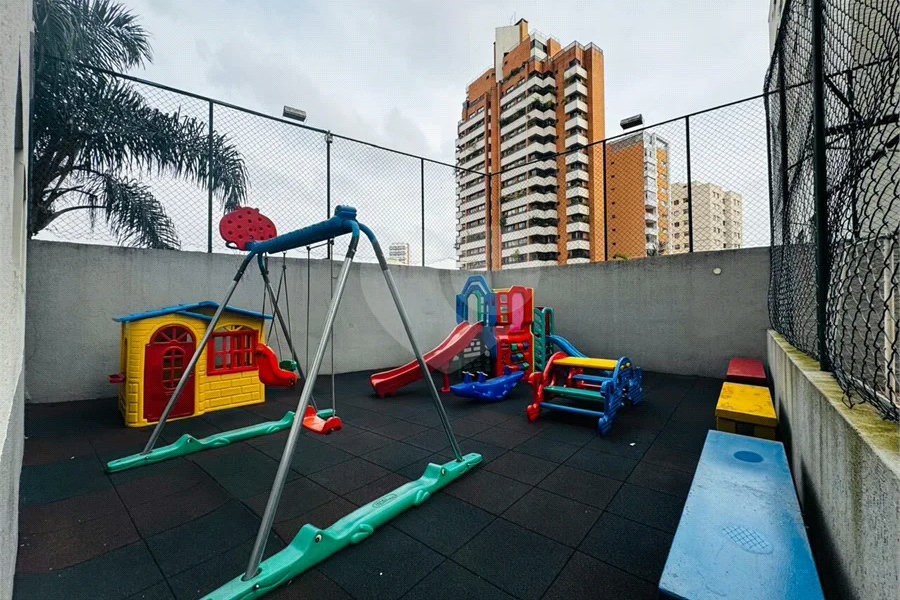Vende-se Apartamento de 2 Quartos com Sacada na Vila Mascote