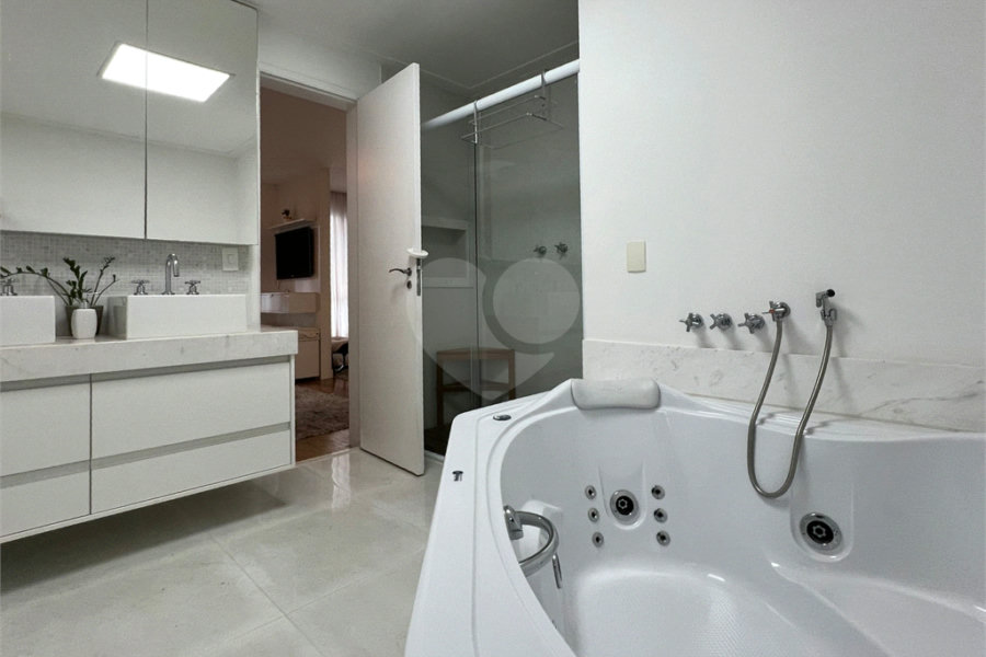 Casa à venda com 4 quartos, sendo 3 suítes,  no condomínio Domus, São Paulo - SP