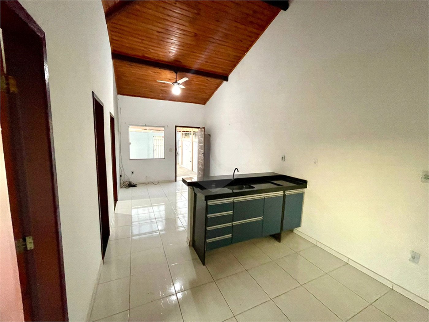 Casa em condomínio à venda com 3 quartos, sendo 2 suítes,  em Praia Rasa, Armação dos Búzios, RJ