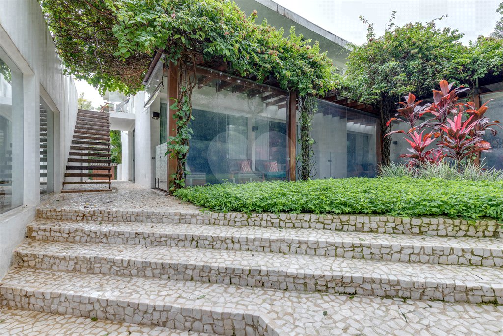 Sobrado à venda com 3 suítes em Jardim Cordeiro, São Paulo, SP