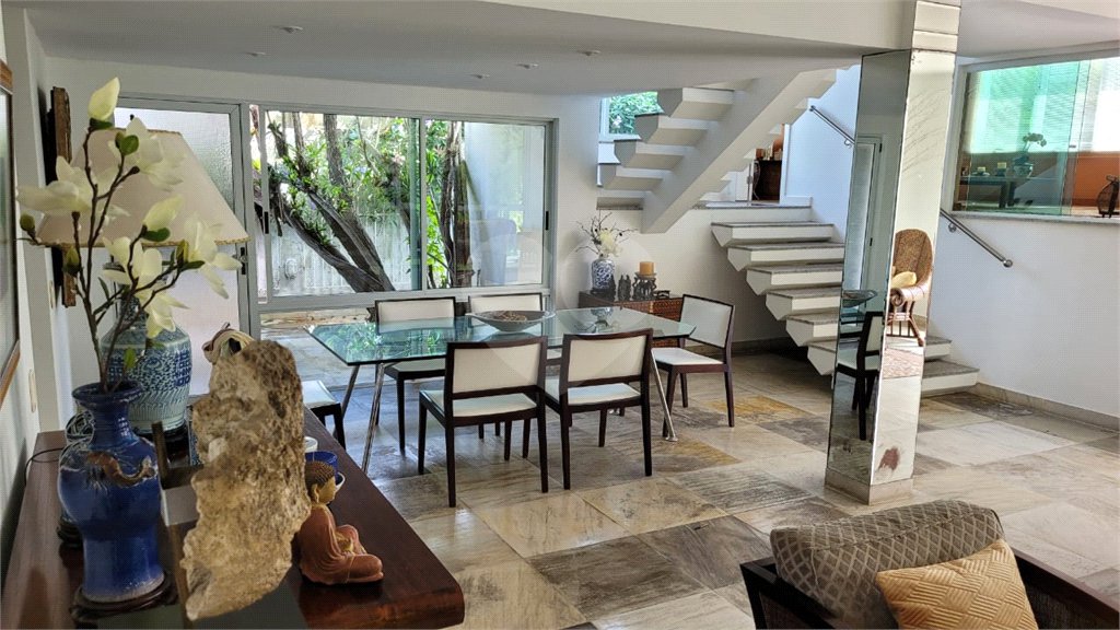 Casa à venda com 4 quartos, sendo 2 suítes, no condomínio Crystal Lake, Rio de Janeiro - RJ