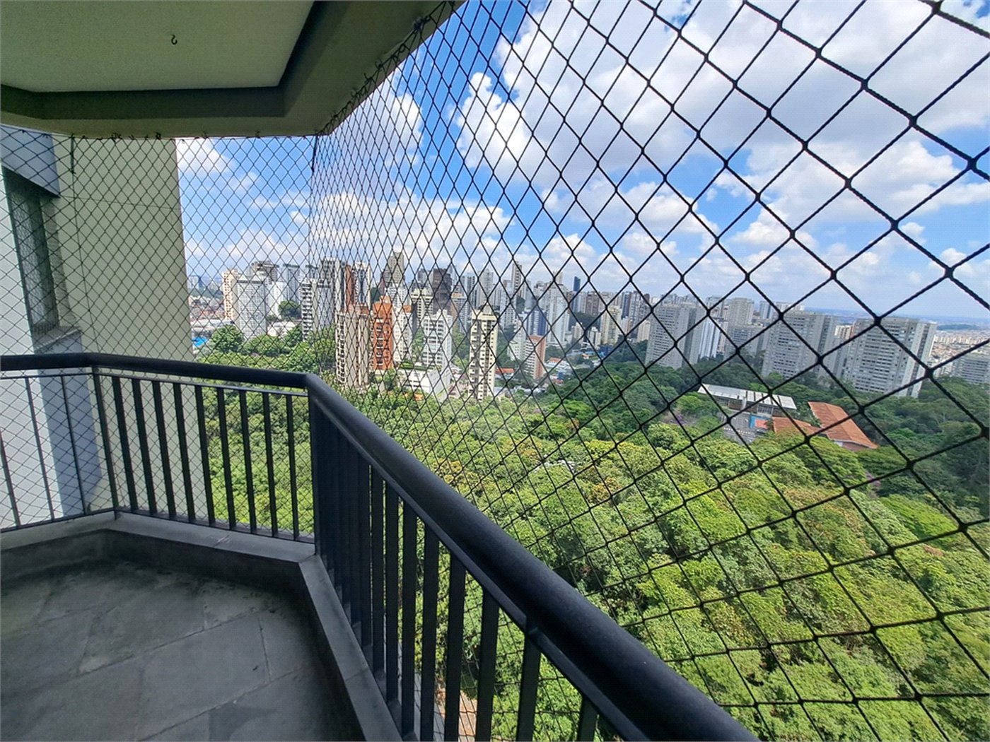 Apartamento à venda com 3 suítes em Vila Suzana, São Paulo, SP